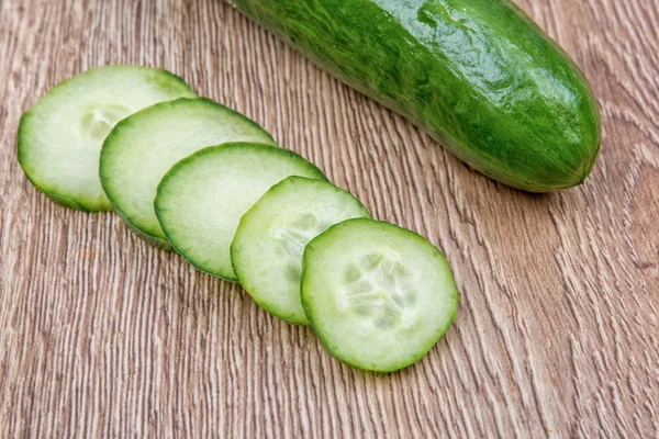 Gurken auf einem Holzgrund — Stockfoto