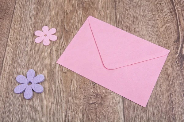 Envelope and flowers on a wooden background — Stock Photo, Image