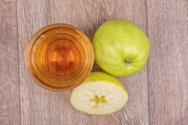 Mele e succo su uno sfondo di legno — Foto Stock