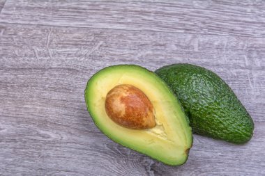 Ahşap bir arka planda avokado