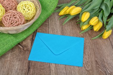 Zarf ve Lale ahşap arka plan üzerinde