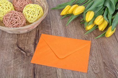 Zarf ve Lale ahşap arka plan üzerinde