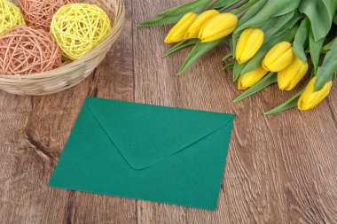 Zarf ve Lale ahşap arka plan üzerinde