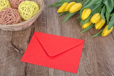 Zarf ve Lale ahşap arka plan üzerinde