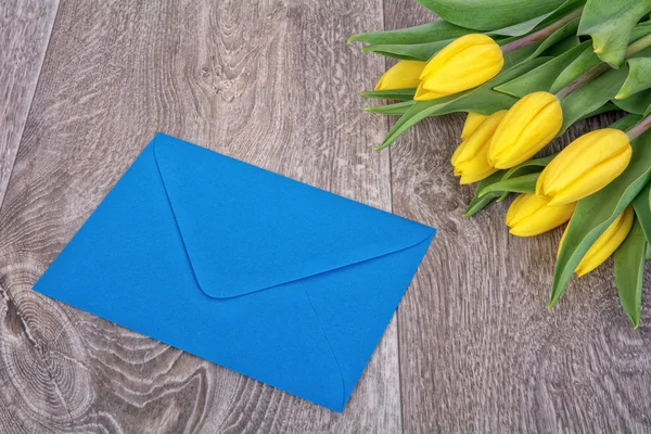 Zarf ve Lale ahşap arka plan üzerinde