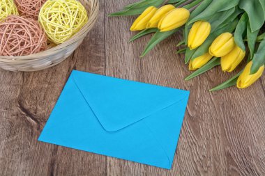 Zarf ve Lale ahşap arka plan üzerinde