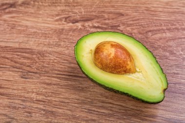 Ahşap bir arka planda avokado