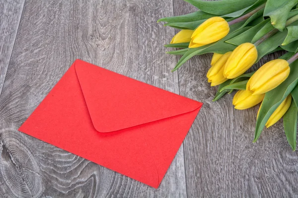 Zarf ve Lale ahşap arka plan üzerinde