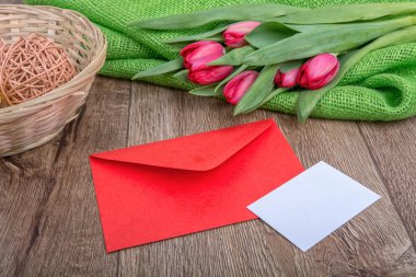 Zarf kağıt ve Lale ahşap arka plan üzerinde levha ile