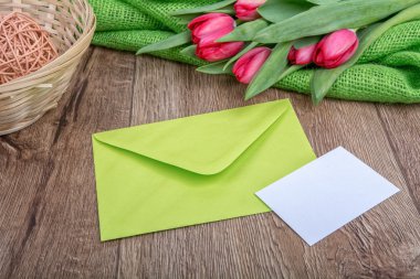 Zarf kağıt ve Lale ahşap arka plan üzerinde levha ile