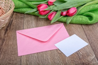 Zarf kağıt ve Lale ahşap arka plan üzerinde levha ile