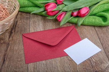 Zarf kağıt ve Lale ahşap arka plan üzerinde levha ile