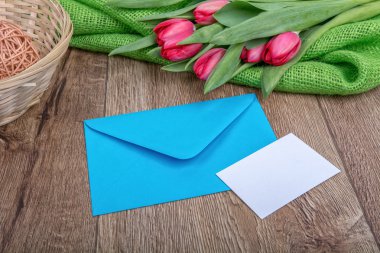 Zarf kağıt ve Lale ahşap arka plan üzerinde levha ile