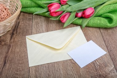 Zarf kağıt ve Lale ahşap arka plan üzerinde levha ile