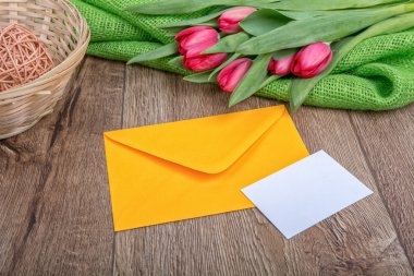 Zarf kağıt ve Lale ahşap arka plan üzerinde levha ile