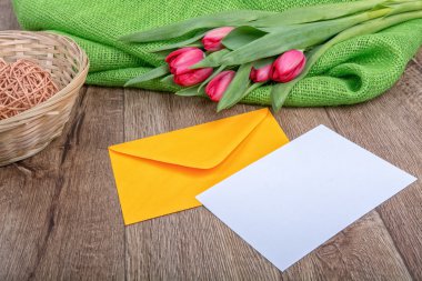 Zarf kağıt ve Lale ahşap arka plan üzerinde levha ile