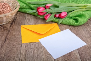 Zarf kağıt ve Lale ahşap arka plan üzerinde levha ile