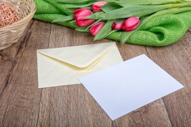 Zarf kağıt ve Lale ahşap arka plan üzerinde levha ile