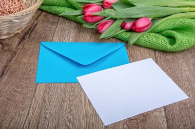 Zarf kağıt ve Lale ahşap arka plan üzerinde levha ile