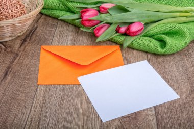 Zarf kağıt ve Lale ahşap arka plan üzerinde levha ile