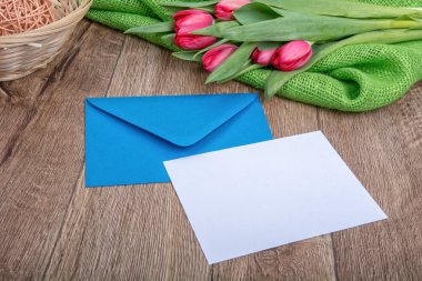 Zarf kağıt ve Lale ahşap arka plan üzerinde levha ile