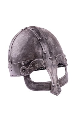 Beyaz bir arka plan üzerinde eski sahte Viking kask.