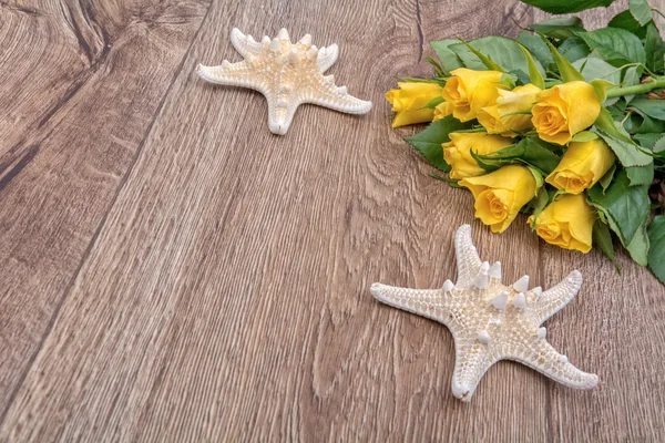 Estrellas de mar blancas y rosas sobre fondo de madera — Foto de Stock