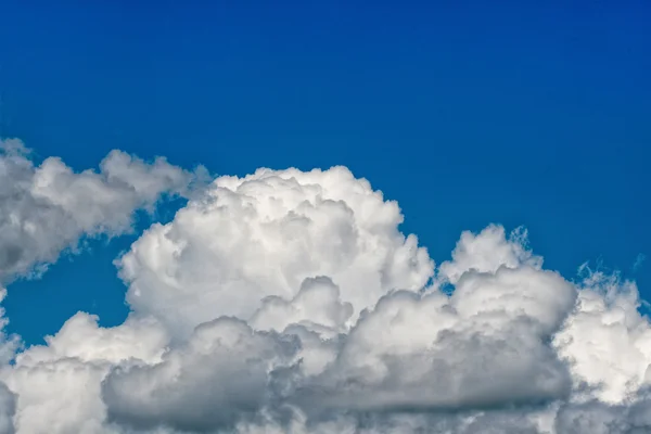 Φόντο του ουρανού με ένα μικροσκοπικό σύννεφα — Φωτογραφία Αρχείου