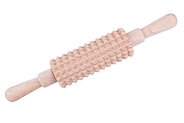 Beyaz bir arka plan üzerinde hamur üzerinde ahşap oklava