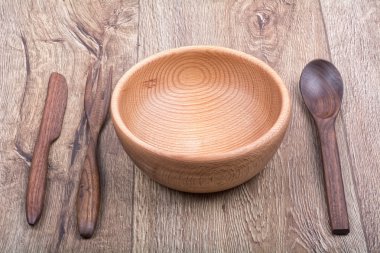 Ahşap arka plan arka plan üzerinde ahşap çatal bıçak takımı