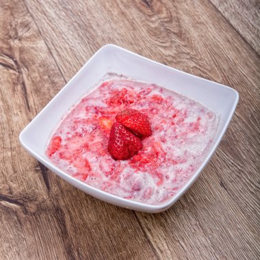 Çilek püresi çilek ile dekore edilmiş,