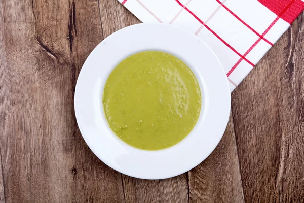 Zelenina rozdělit hrachová polévka na dřevěné pozadí — Stock fotografie