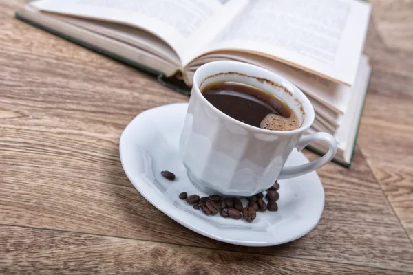 Eine Tasse Kaffee mit einem Buch — Stockfoto