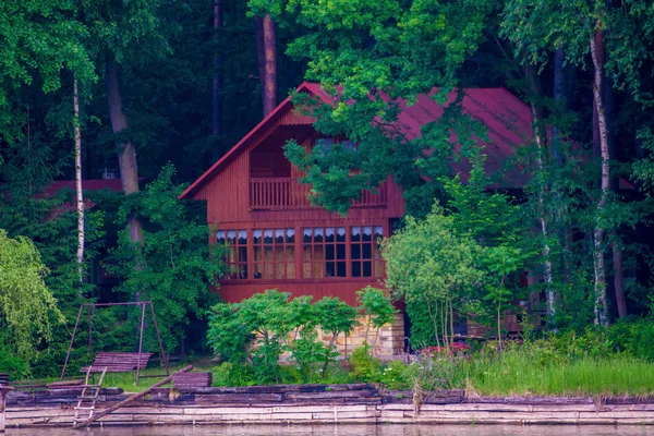 La casa a orillas del lago — Foto de Stock