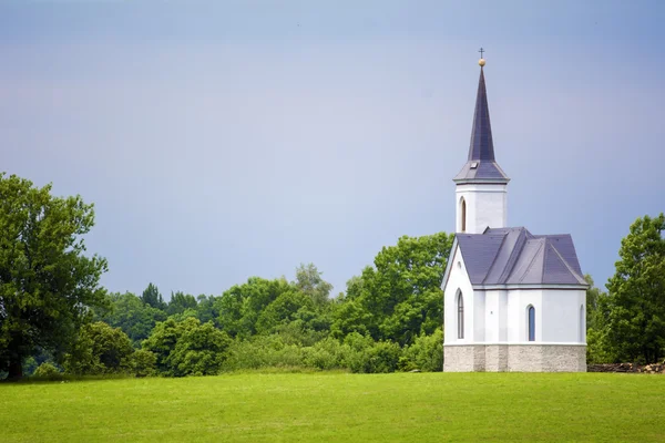 Chiesa abbandonata nel bellissimo paesaggio — Foto Stock