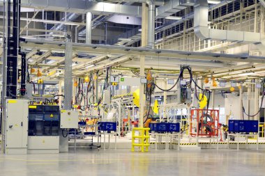 Bir büyük otomobil fabrikasında kaynak bölümü