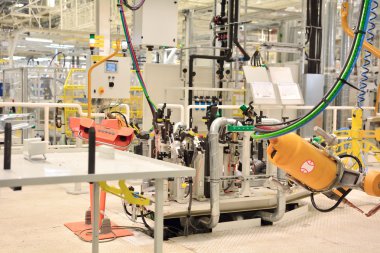 Bir büyük otomobil fabrikasında kaynak bölümü