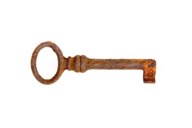 Beyaz bir arka plan üzerinde paslı anahtar