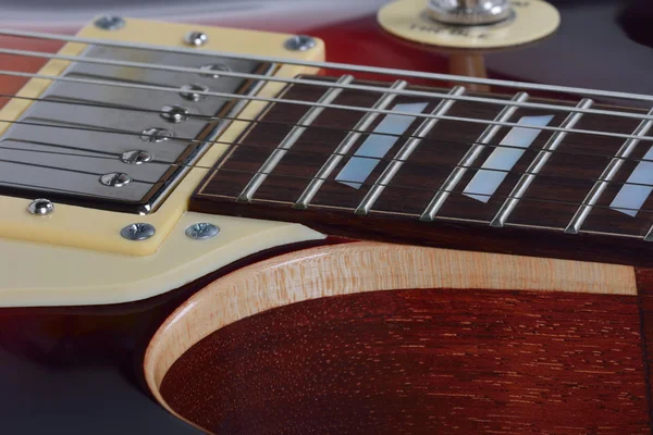 Vista detalhada sobre a guitarra elétrica marrom — Fotografia de Stock