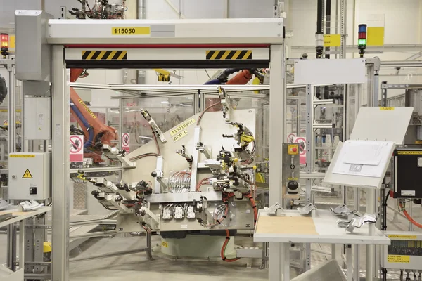 Une partie de la soudure dans une grande usine automobile — Photo