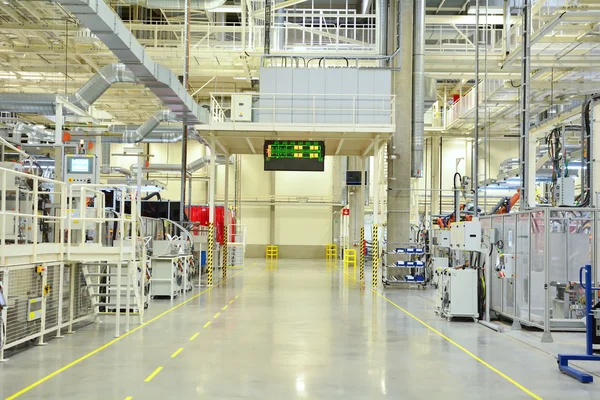 Bir büyük otomobil fabrikasında kaynak bölümü