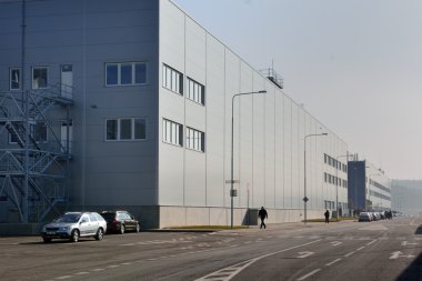 Büyük gri fabrika binası