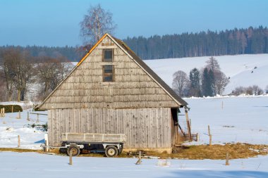 Eski ahşap ahır bir vagon ile