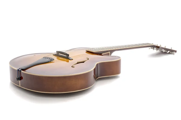 Ručně vyráběné jazzová kytara na bílém pozadí — Stock fotografie