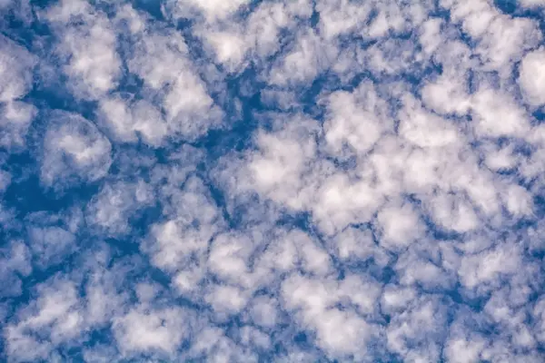 Céu fundo com uma pequena nuvens — Fotografia de Stock