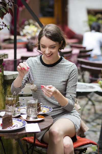 Vrouw in jurk op straat café brouwt thee — Stockfoto