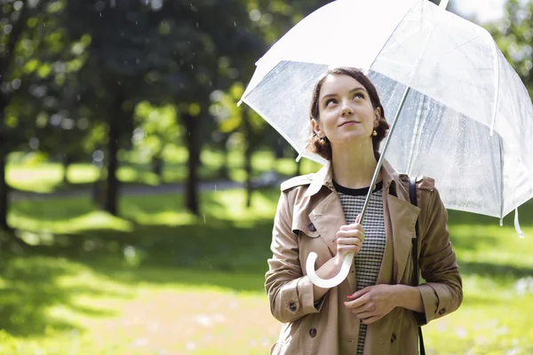 Frau im beigen Mantel und Nieselregen — Stockfoto