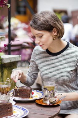 Kadın Café sarma pasta çatal ile