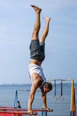 Ellerini üstüne koy eğitimli tabaklanmış adam sahanın