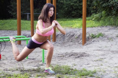 Yanık tenli kadın germek onun kas ve nefes alma teknikleri